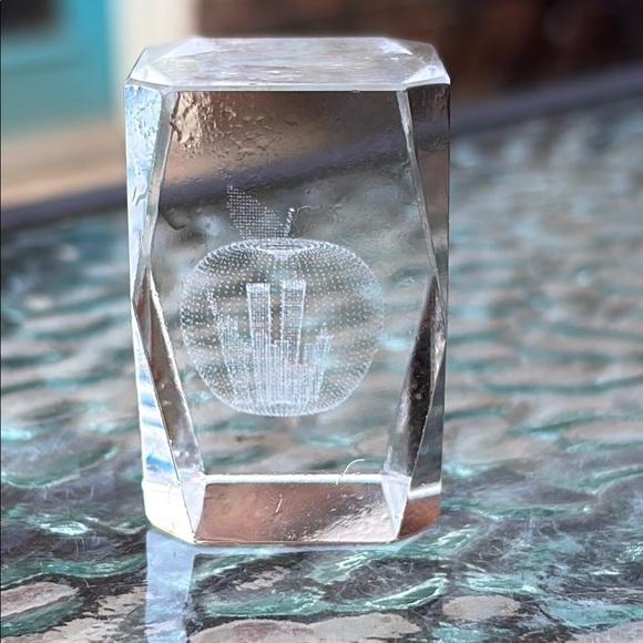 Glass 3d edged Paperweight - Picture 3 of 9